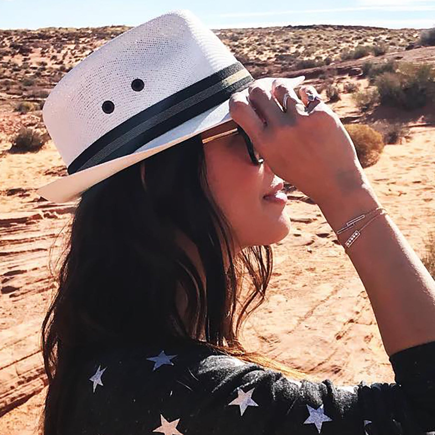 woman wearing the Short Pearl Bar Bracelet 